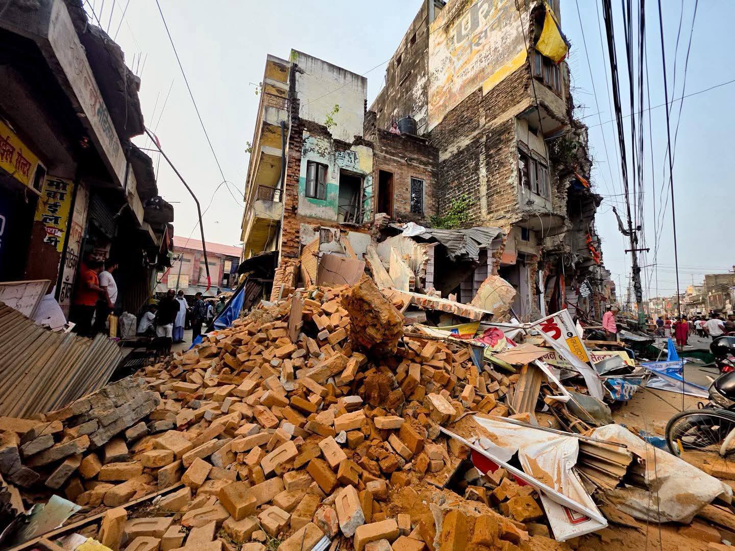 सडक विस्तारले वीरगञ्ज अस्तव्यस्त : विद्युत र इन्टरनेट सेवा अवरुद्ध