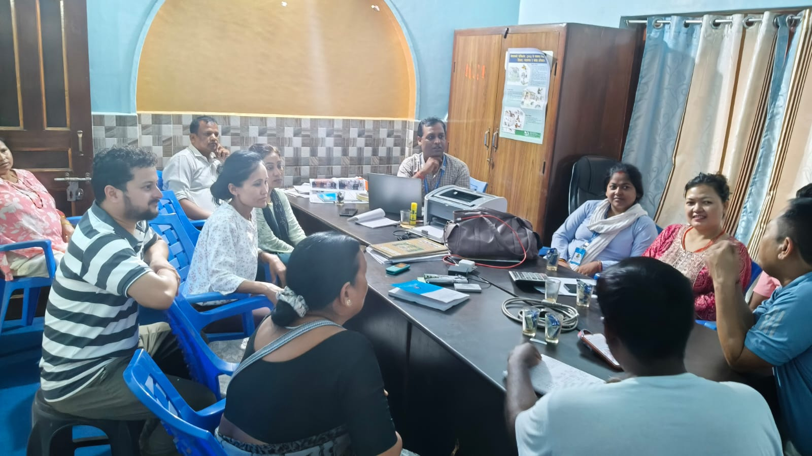 बाढीपीडितलाई राहत जुटाउँदै मानवअधिकारकर्मी