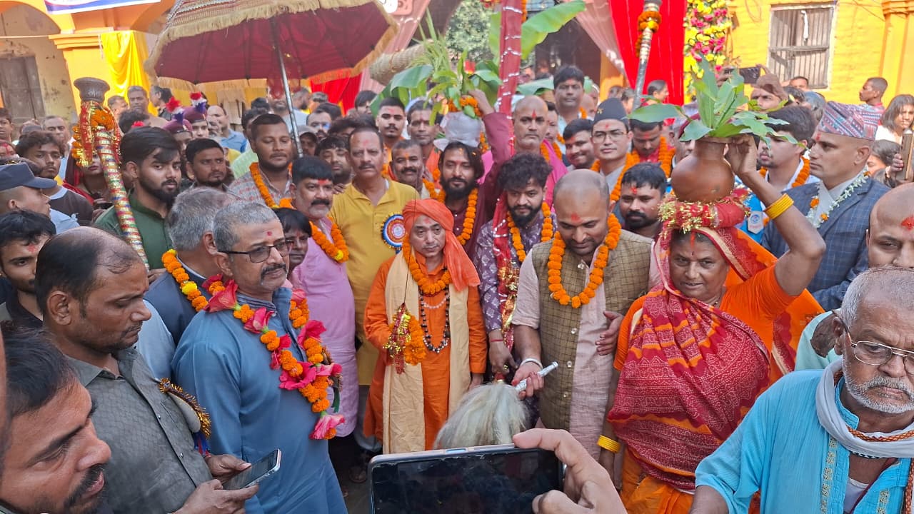 बाजागाजासहित फूलपाती भित्र्याइयो